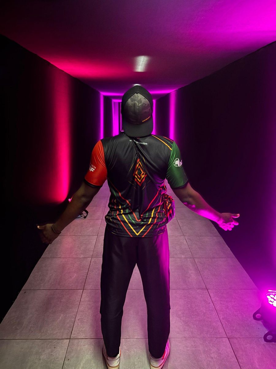 Papa Alioune Touré en maillot de l'équipe nationale dans le couloir d'accès à la scène