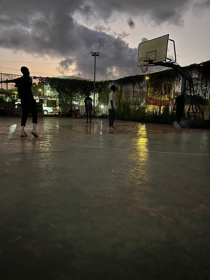 Terrain de basket de Ngor, Dakar, à la tombée du jour